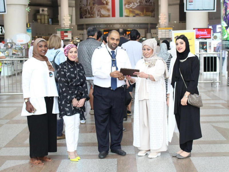 المطيري تدشن في مطار الكويت الدولي دليل المسافر الصحي الإلكتروني مع مسؤولي المطار