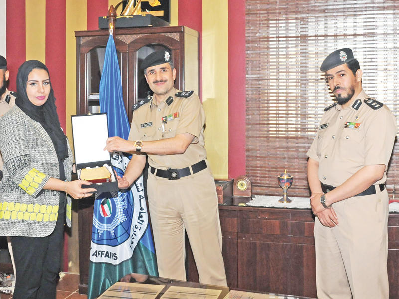 معرفي مكرماً إحدى الموظفات بحضور الصنيدح