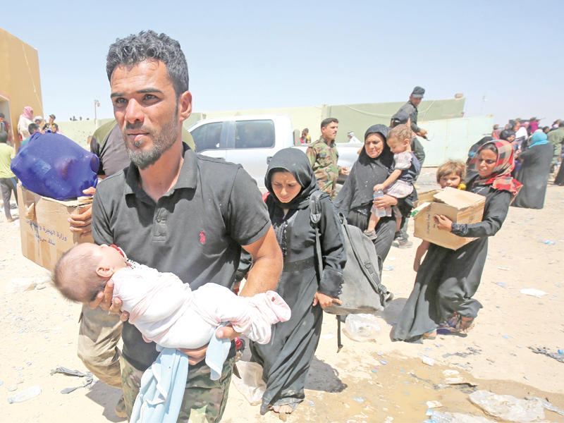 عدد من النازحين من قضاء الشرقاط أمس الأول (أ ف ب)