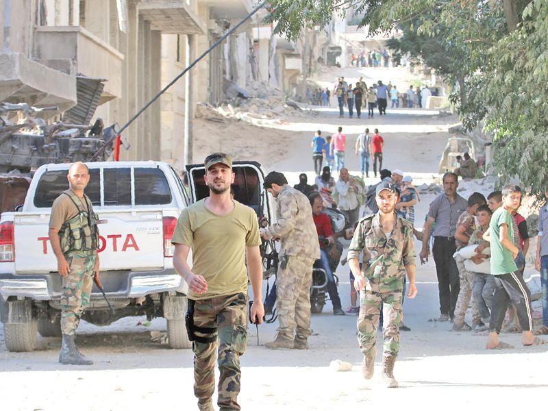 انتشار لعناصر النظام في أحد شوارع حي بني زيد شرق حلب أمس الأولt(أ ف ب)