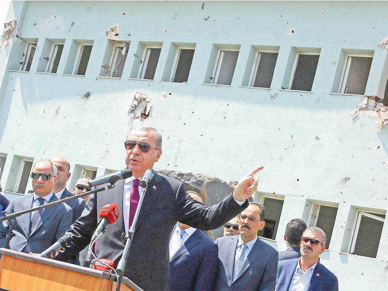 إردوغان يزور أمس مقر الوحدات الخاصة التابعة للشرطة في أنقرة الذي تعرض لغارات من الانقلابيين ليلة الانقلاب الفاشلtttt      (الرئاسة التركية)