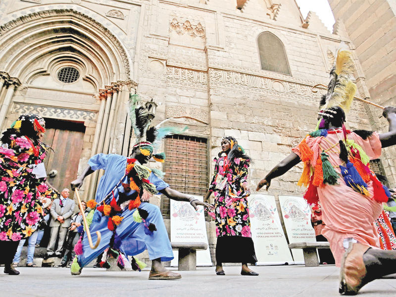 راقصون سودانيون وإريتريون خلال المهرجان الثقافي الإفريقي - الصيني في شارع المعز التاريخي بالقاهرة قبل أيام         (رويترز)