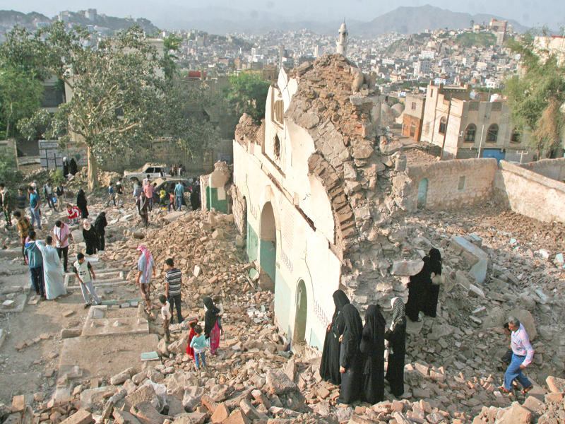 يمنيون يتجمعون قرب مسجد صوفي في تعز تعرض لدمار كبير بعد تفجير قام به مجهولون ولم يوقع أي ضحايا بشرية      (رويترز)