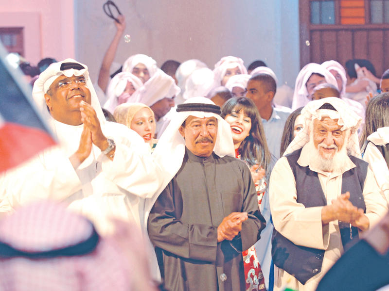 أنور عبدالله مع مجموعة من الفنانين في أحد الأوبريتات