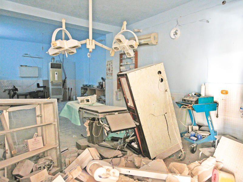 آثار الدمار في مستوصف تابع لمنظمة إغاثة دولية في عندان شمال حلب تعرض أمس الأول لقصف من طائرات النظام  (رويترز)