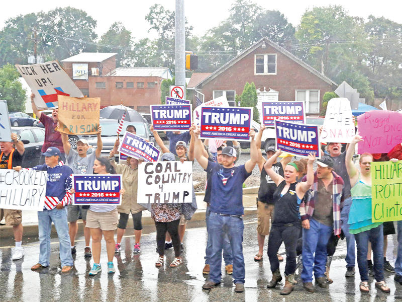 أنصار ترامب يتظاهرون أثناء وصول كلينتون وكين في ولاية بنسلفانيا أمس الأول  (رويترز)