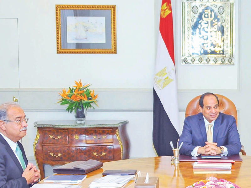 السيسي يجتمع برئيس مجلس الوزراء ووزير المالية ونائبيه للسياسات الضريبية والسياسات المالية أمس الأول 