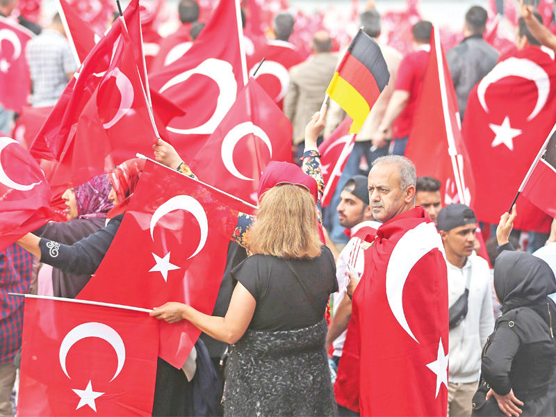 أنصار إردوغان يتظاهرون دعماً له في ألمانيا أمس (أ ف ب)