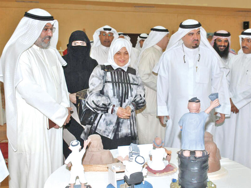 الصبيح خلال جولتها على معرض منتجات المعاقين في «التأهيل المهني»