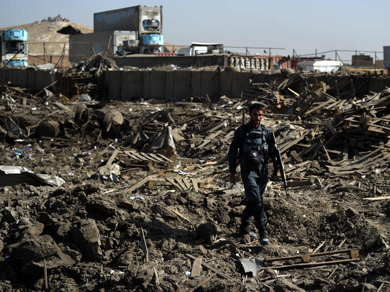 عسكري أفغاني يعاين موقع الانفجار