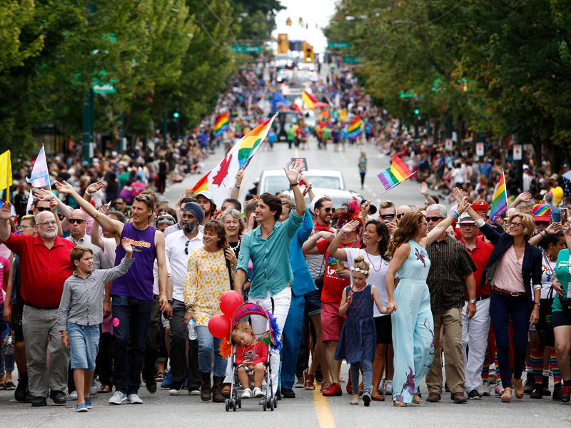  ترودو وأسرته يلوحان للمشاركين