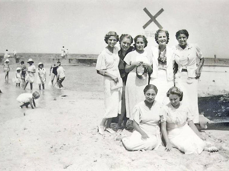 أجانب بأحد الشواطئ المصرية 1929