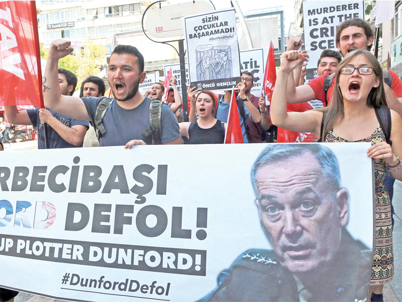 أعضاء من الحزب الوطني يتظاهرون ضد زيارة دانفورد أنقرة أمس (أ ف ب)