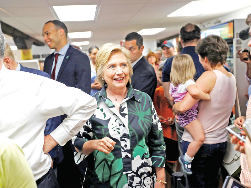 كلينتون في مدينة اشلاند بولاية أوهايو أمس الأول (رويترز)