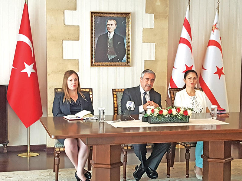 الرئيس أكينجي متحدثاً خلال اللقاء مع الإعلاميين  (الجريدة)