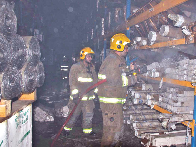 رجال الإطفاء يكافحون حريق مخزن الصليبية