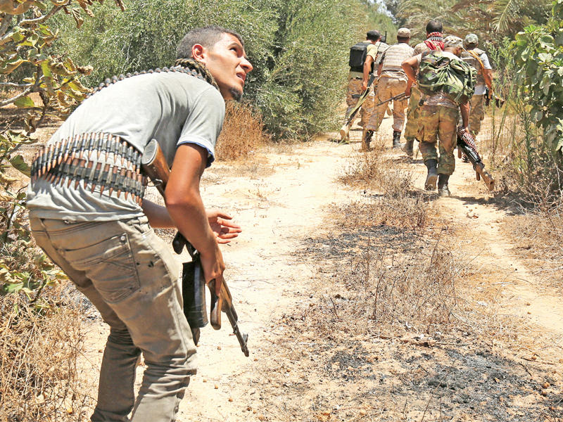 مقاتل من أنصار حكومة «الوفاق» خلال معارك مع «داعش» في سرت أمس الأول (رويترز)n