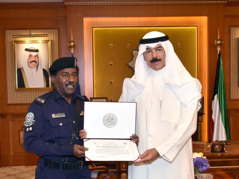 الخالد يسلم شهادة تقدير لمحمد بلال