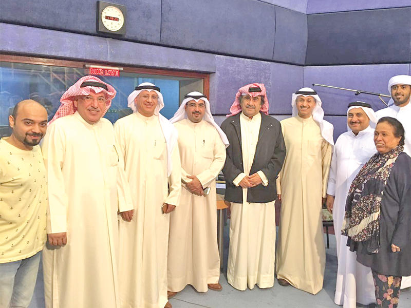 عبدالحسين متوسطاً المزرم والفندي ونجوم «أحلام الزرازير»