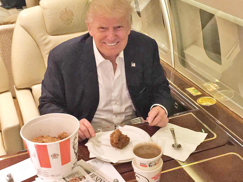 صورة لترامب اثارت سخرية بسبب استخدامه الشوكة والسكين في أكل وجبة سريعة في طائراته