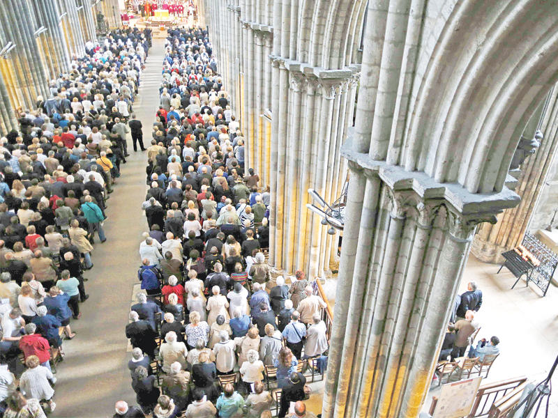 جانب من تشييع هاميل في كاتدرائية روان أمس (رويترز)