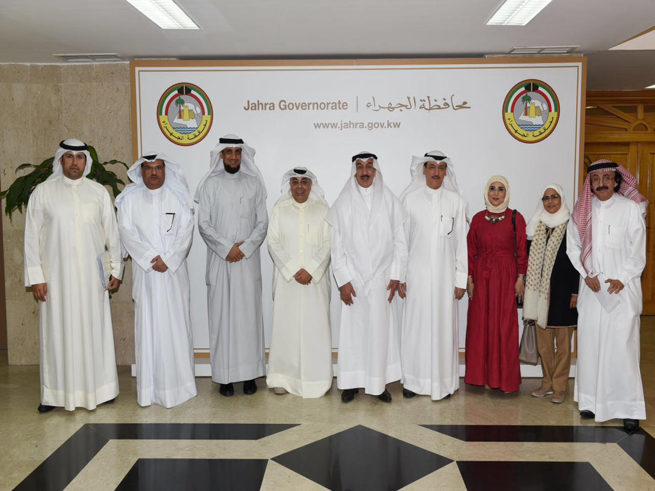 المقصيد والأمير يتوسطان موظفي المحافظة ووزارة التربية