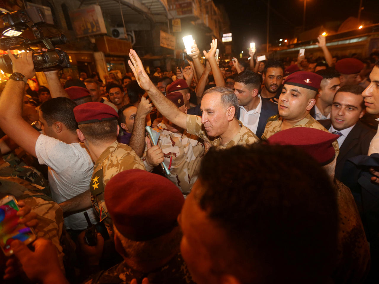 ترحيب بالعبيدي خلال جولة له في منطقة الكاظمية