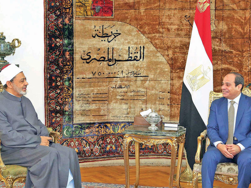 السيسي مستقبلاً الطيب في القصر الجمهوري بالقاهرة أمس  (الجريدة)