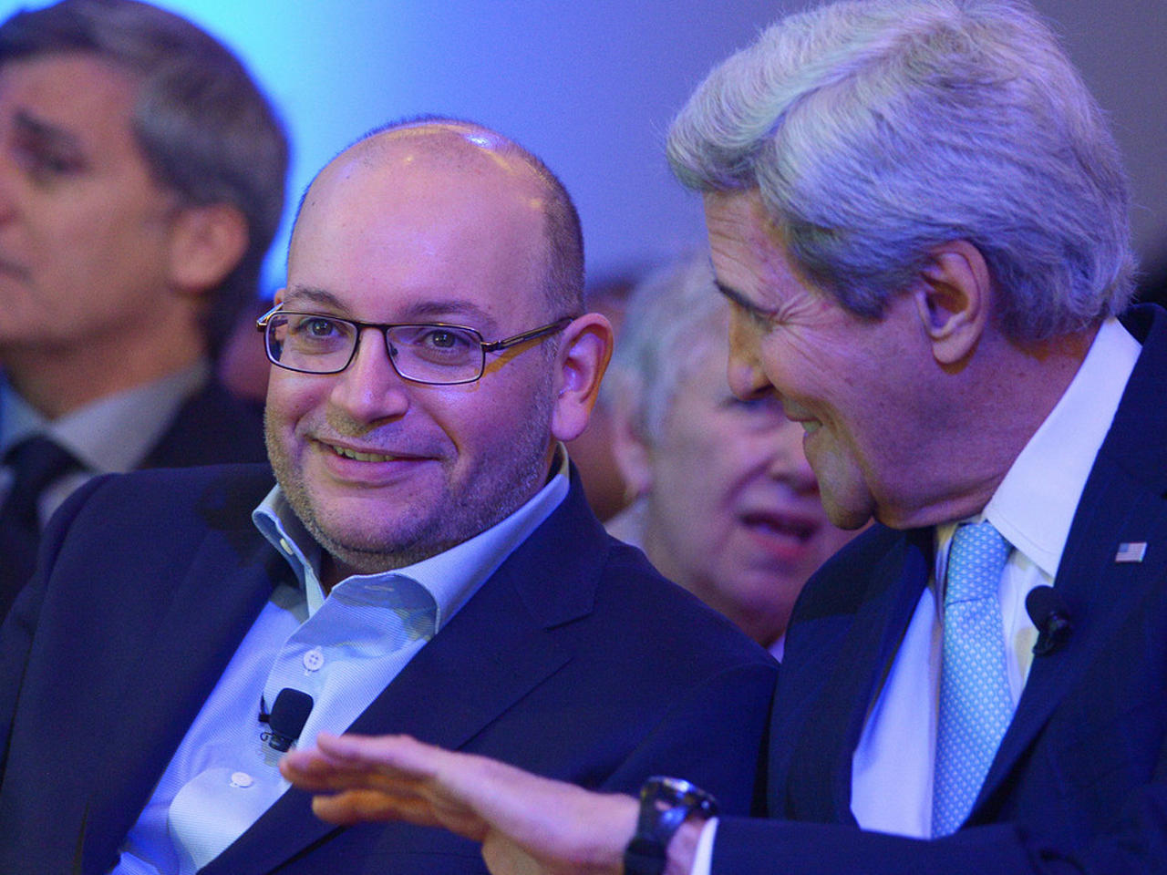 كيري مع مراسل واشنطن بوست جيسون رضائيان بعد إفراج ايران عنه في إطار تبادل للسجناء بين واشنطن وطهران