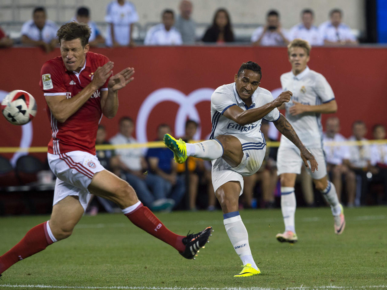 تسديدة الهدف من البرازيلي دانيلو