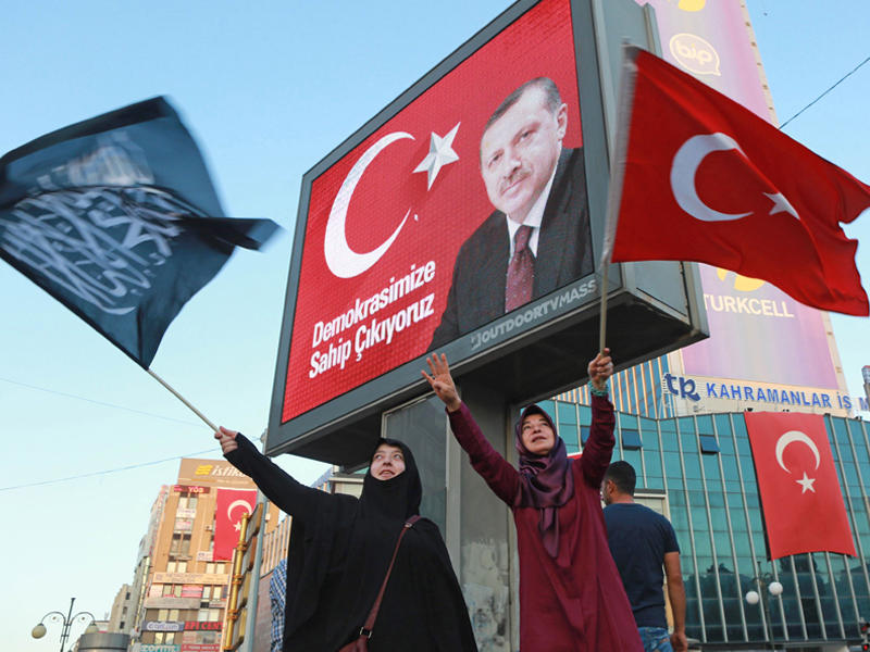 متظاهرتان مؤيدتان للرئيس التركي أردوغان خلال تجمع داعم للحكومة في ساحة غيزلي في العاصمة أنقرة (ا ف ب)