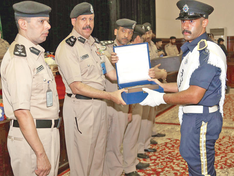 النواف مكرماً أحد الخريجين ويبدو الحشاش 