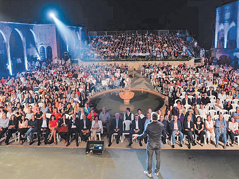 باسم يوسف على المسرح ويبدو جنبلاط في مقدمة الحضور في بيت الدين مساء أمس الأول