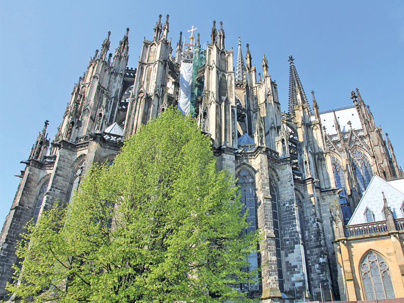 ابراج كاتدرائية تطل على كولونيا في المانيا