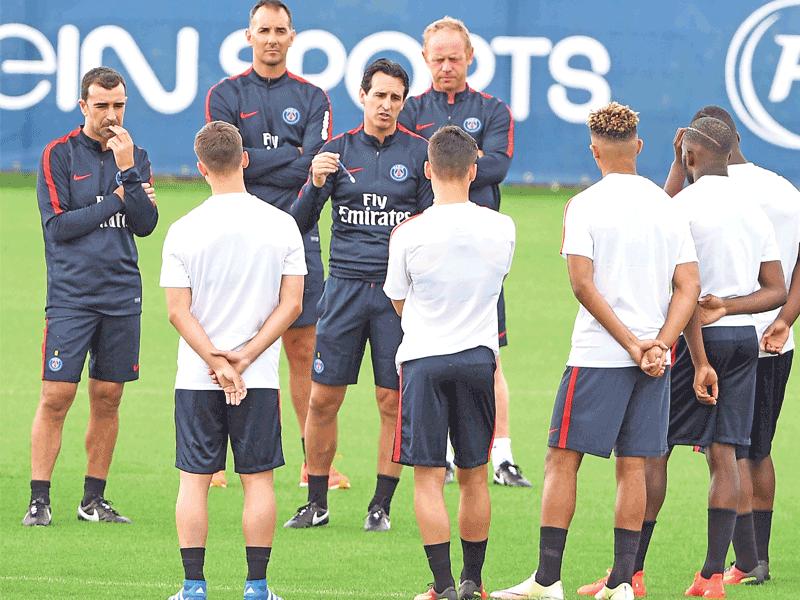 إيمري يوجه اللاعبين خلال التدريباتn