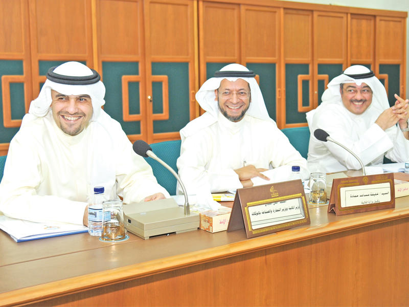 الصالح وفريق وزارة المالية في أحد الاجتماعات البرلمانية