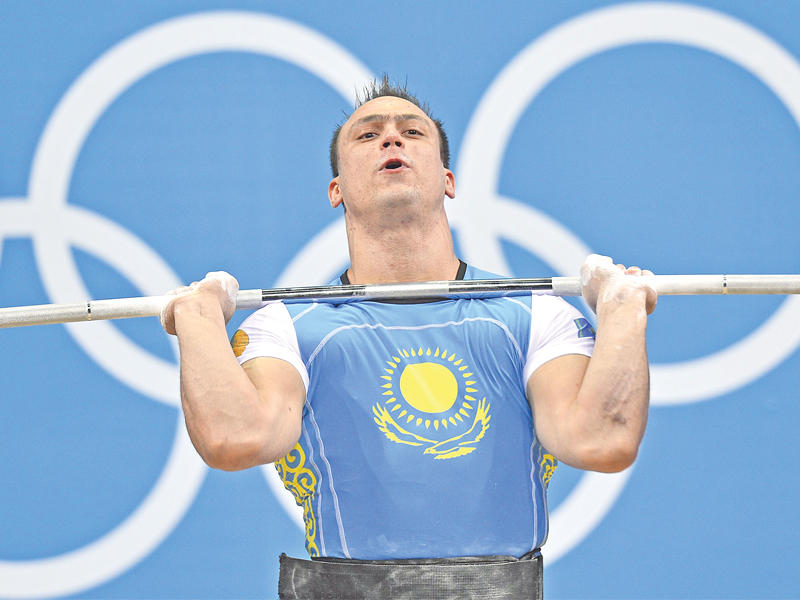 جانب من منافسات رفع الأثقال خلال الدورة الماضية 