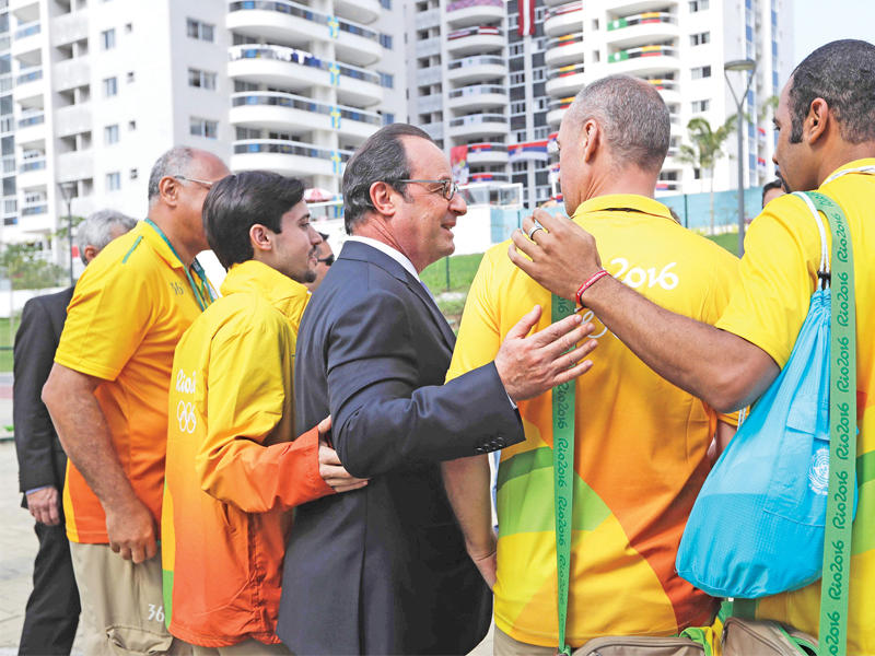 الرئيس الفرنسي خلال زيارته القرية الأولمبية 