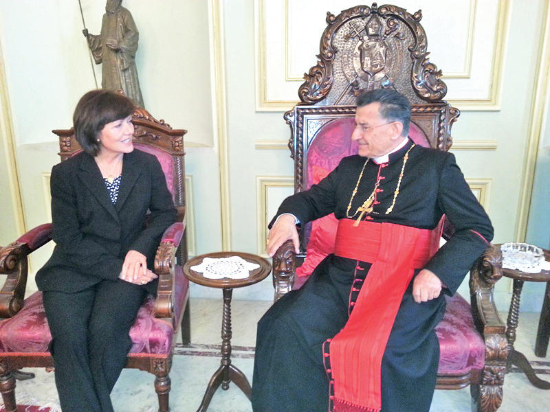 البطريرك الماروني بشارة الراعي مستقبلاً السفيرة الاميركية إليزابيث ريتشارد في بكركي أمس (الوطنية)n