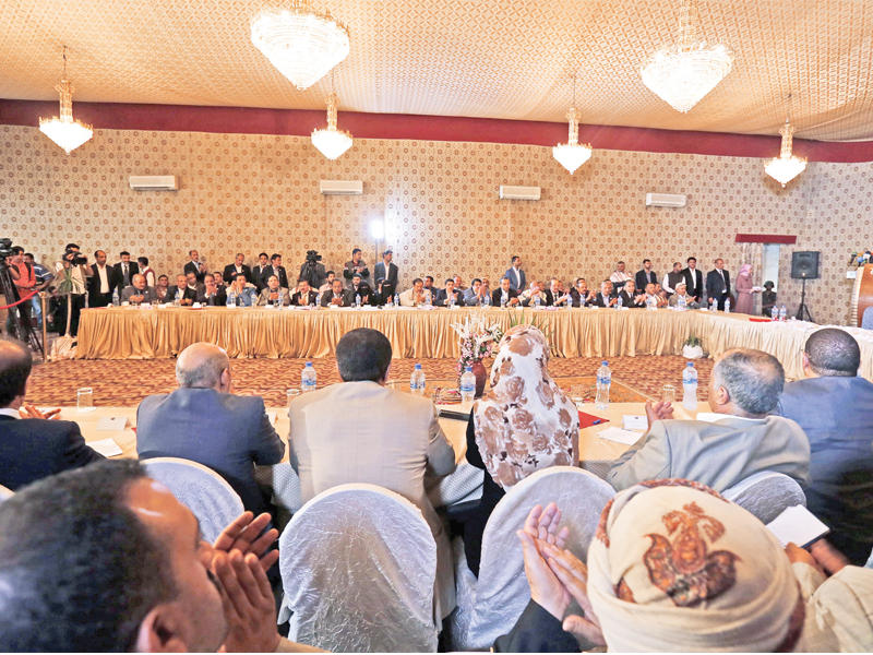 جانب من اجتماع مجلس تقاسم السلطة في صنعاء أمسt(إي بي إيه)