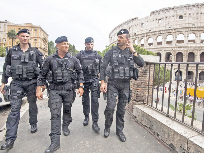قوات إيطالية في دورية أمنية بروما أمس الأول t(إي بي إيه)