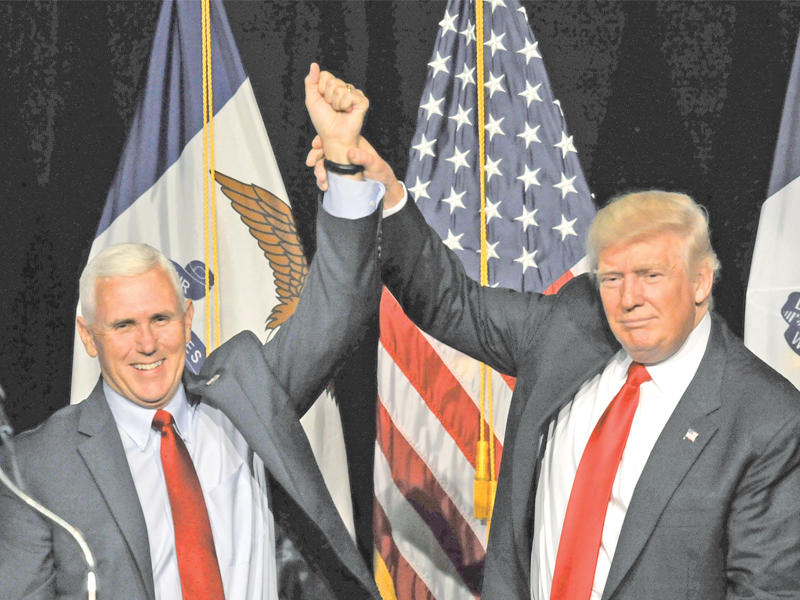 ترامب وبنس يحيّيان أنصارهما في أيوا أمس الأولt(أ ف ب)