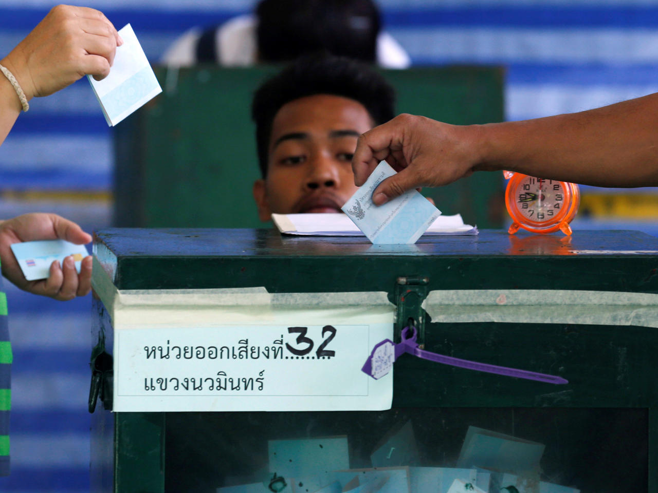 ناخبون يدلون بأصواتهم