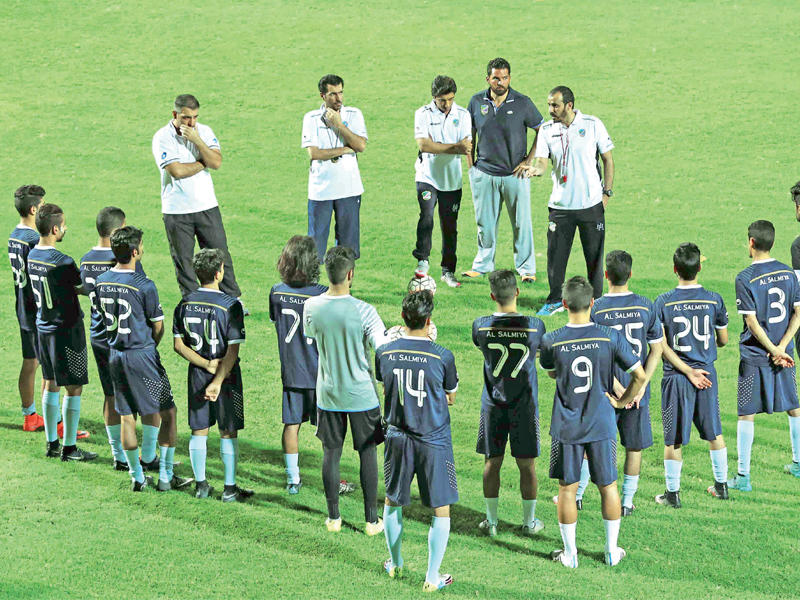 دهيليس يوجه اللاعبين قبل بدء التدريب (تصوير جورج رجي)