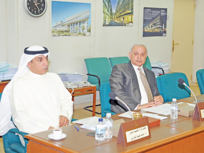 العيسى في اجتماع سابق للجنة التعليمية