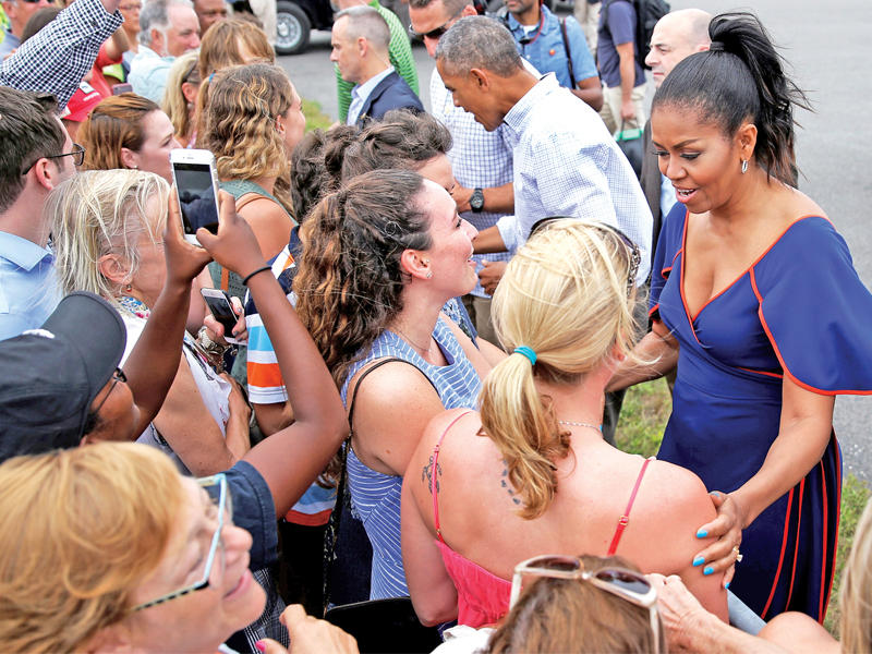 الرئيس باراك أوباما وزوجته ميشيل قبل مغادرتهما مطار مارتاز فينيارد في ولاية ماساشوستس أمس الأول (رويترز)