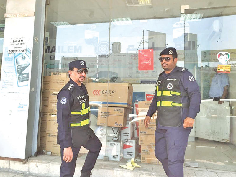 الصعفاك أمام إحدى المنشآت المغلقة