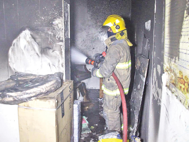 رجل إطفاء يكافح الحريق