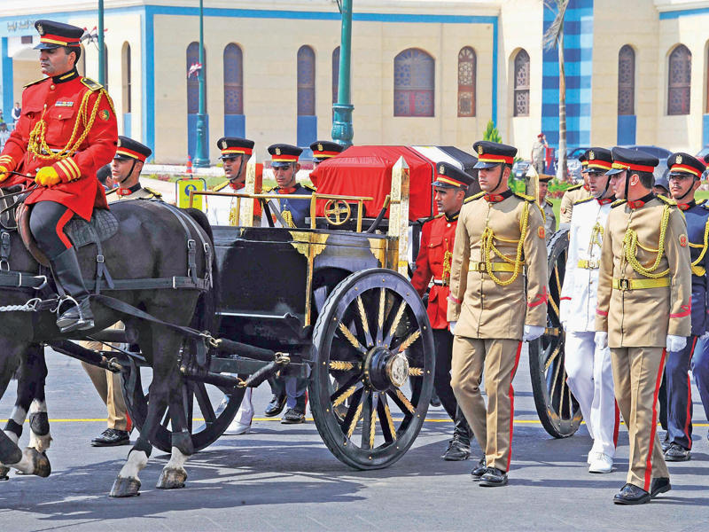 جثمان زويل على عربة عسكرية أمس في القاهرة (الجريدة)n