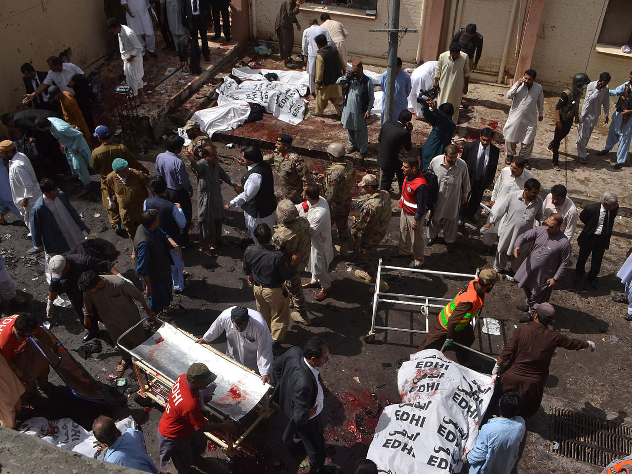 انتشار الدماء في باحة المستشفى